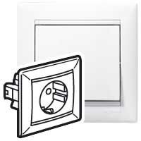 Valena Белый Розетка 1-ая с заземлением литая Legrand