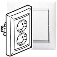 Valena Белый Розетка 2-ая с заземлением литая Legrand